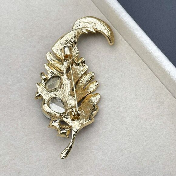 Yellow Gold with Pinkish Purple Amethyst Crystal Single Feather Pin Back Brooch - Picture 8 of 9